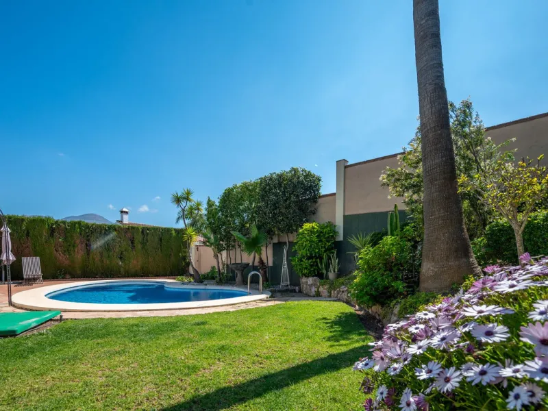 Beautiful detached villa in the outskirts of Coín set on a generous plot with a private pool and landscaped gardens, perfect for enjoying the Mediterranean lifestyle. Originally designed with 3 bedrooms, the property now offers 2 spacious bedrooms: one on