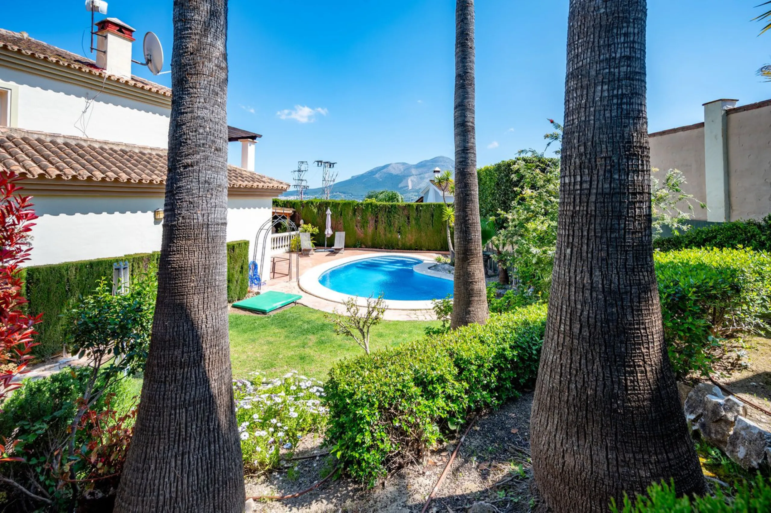 Beautiful detached villa in the outskirts of Coín set on a generous plot with a private pool and landscaped gardens, perfect for enjoying the Mediterranean lifestyle. Originally designed with 3 bedrooms, the property now offers 2 spacious bedrooms: one on