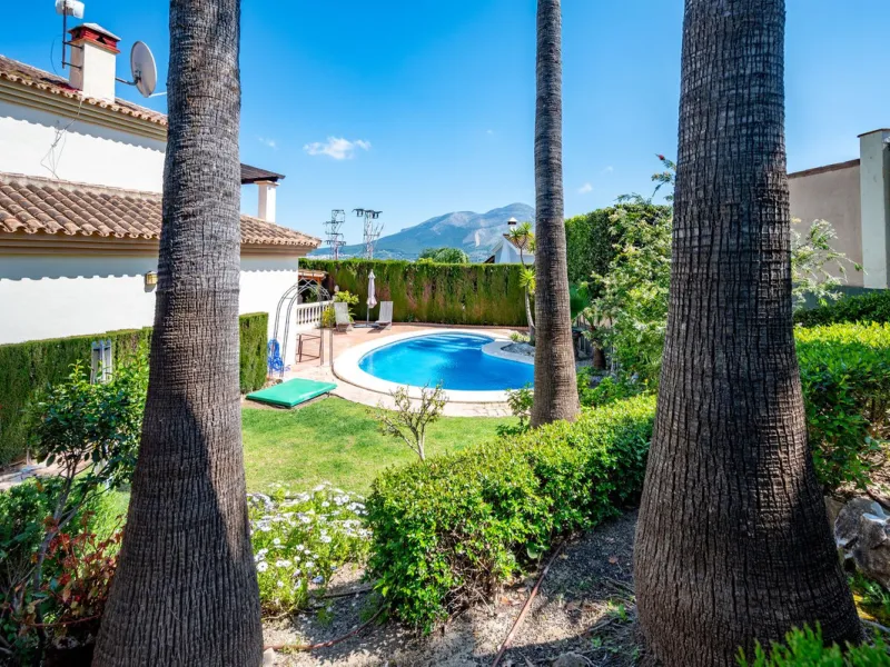 Beautiful detached villa in the outskirts of Coín set on a generous plot with a private pool and landscaped gardens, perfect for enjoying the Mediterranean lifestyle. Originally designed with 3 bedrooms, the property now offers 2 spacious bedrooms: one on