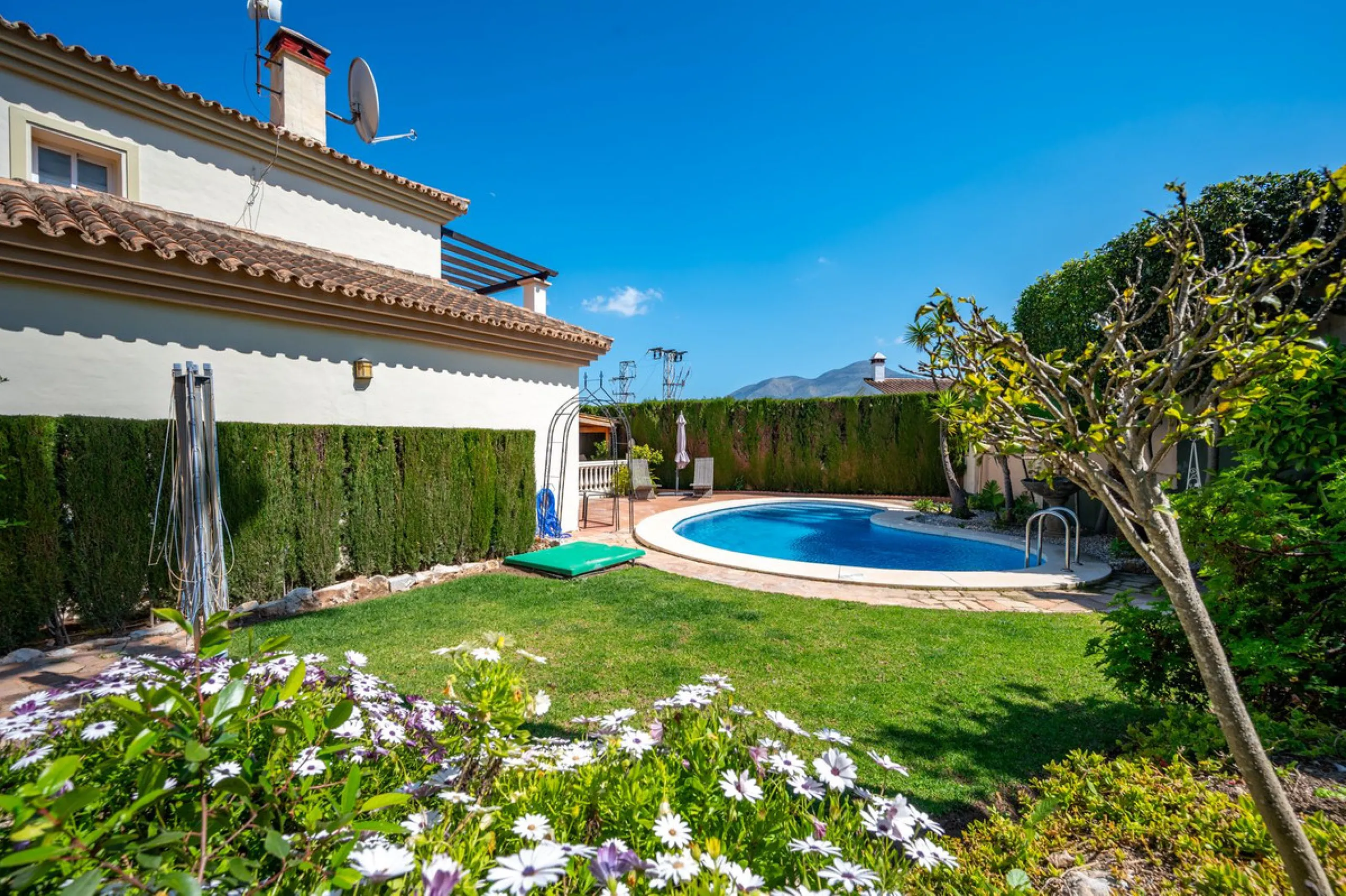Beautiful detached villa in the outskirts of Coín set on a generous plot with a private pool and landscaped gardens, perfect for enjoying the Mediterranean lifestyle. Originally designed with 3 bedrooms, the property now offers 2 spacious bedrooms: one on