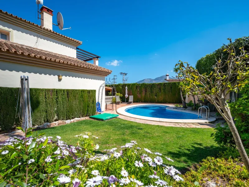 Beautiful detached villa in the outskirts of Coín set on a generous plot with a private pool and landscaped gardens, perfect for enjoying the Mediterranean lifestyle. Originally designed with 3 bedrooms, the property now offers 2 spacious bedrooms: one on