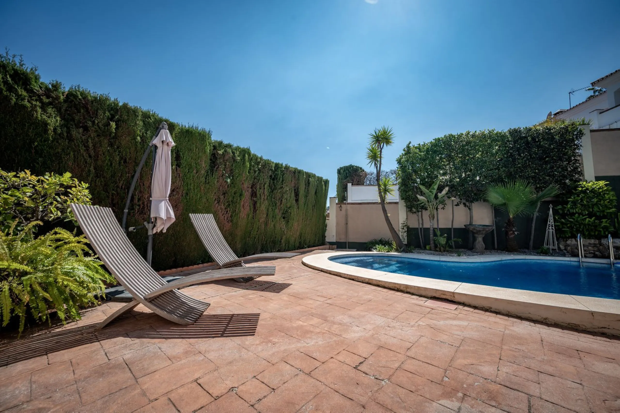 Beautiful detached villa in the outskirts of Coín set on a generous plot with a private pool and landscaped gardens, perfect for enjoying the Mediterranean lifestyle. Originally designed with 3 bedrooms, the property now offers 2 spacious bedrooms: one on