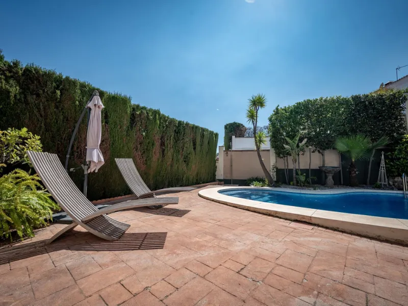 Beautiful detached villa in the outskirts of Coín set on a generous plot with a private pool and landscaped gardens, perfect for enjoying the Mediterranean lifestyle. Originally designed with 3 bedrooms, the property now offers 2 spacious bedrooms: one on