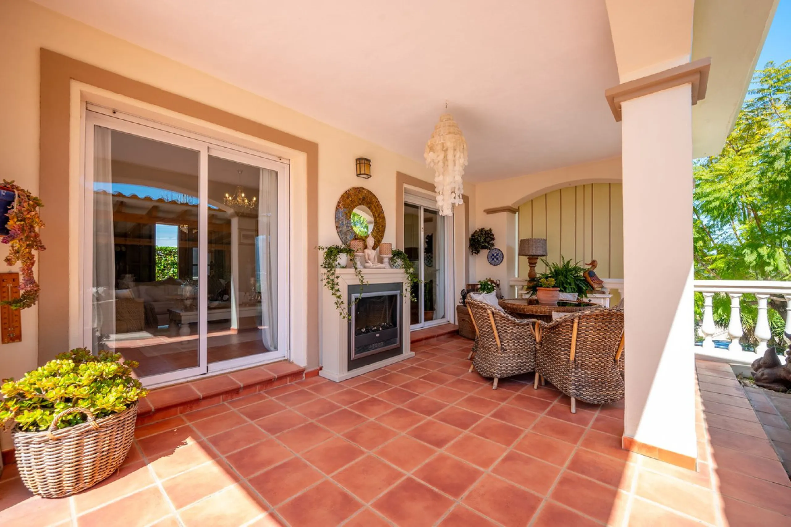 Beautiful detached villa in the outskirts of Coín set on a generous plot with a private pool and landscaped gardens, perfect for enjoying the Mediterranean lifestyle. Originally designed with 3 bedrooms, the property now offers 2 spacious bedrooms: one on