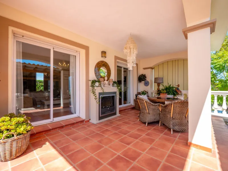 Beautiful detached villa in the outskirts of Coín set on a generous plot with a private pool and landscaped gardens, perfect for enjoying the Mediterranean lifestyle. Originally designed with 3 bedrooms, the property now offers 2 spacious bedrooms: one on