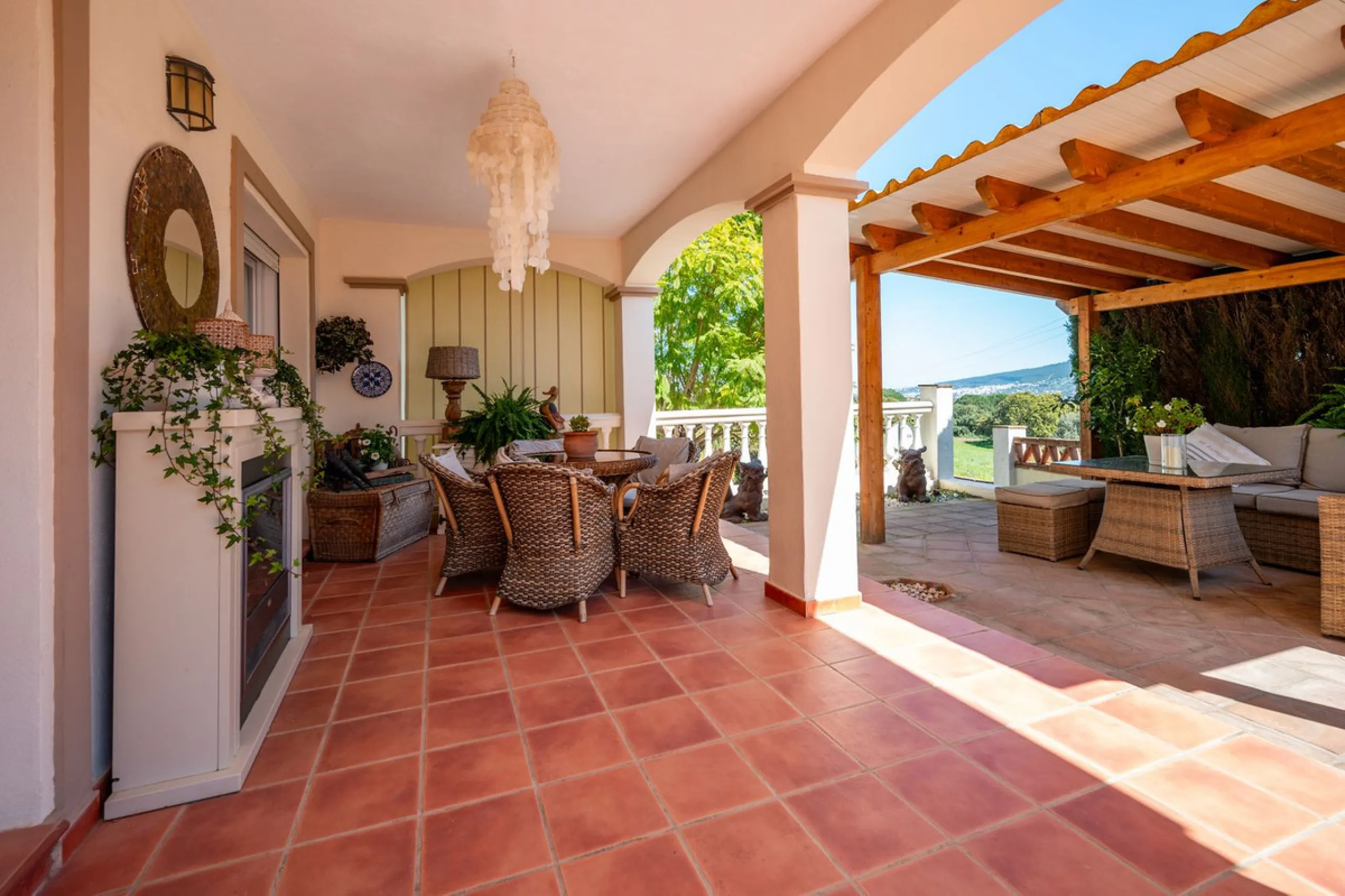 Beautiful detached villa in the outskirts of Coín set on a generous plot with a private pool and landscaped gardens, perfect for enjoying the Mediterranean lifestyle. Originally designed with 3 bedrooms, the property now offers 2 spacious bedrooms: one on
