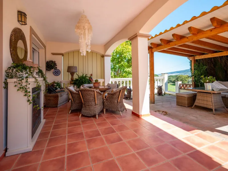 Beautiful detached villa in the outskirts of Coín set on a generous plot with a private pool and landscaped gardens, perfect for enjoying the Mediterranean lifestyle. Originally designed with 3 bedrooms, the property now offers 2 spacious bedrooms: one on