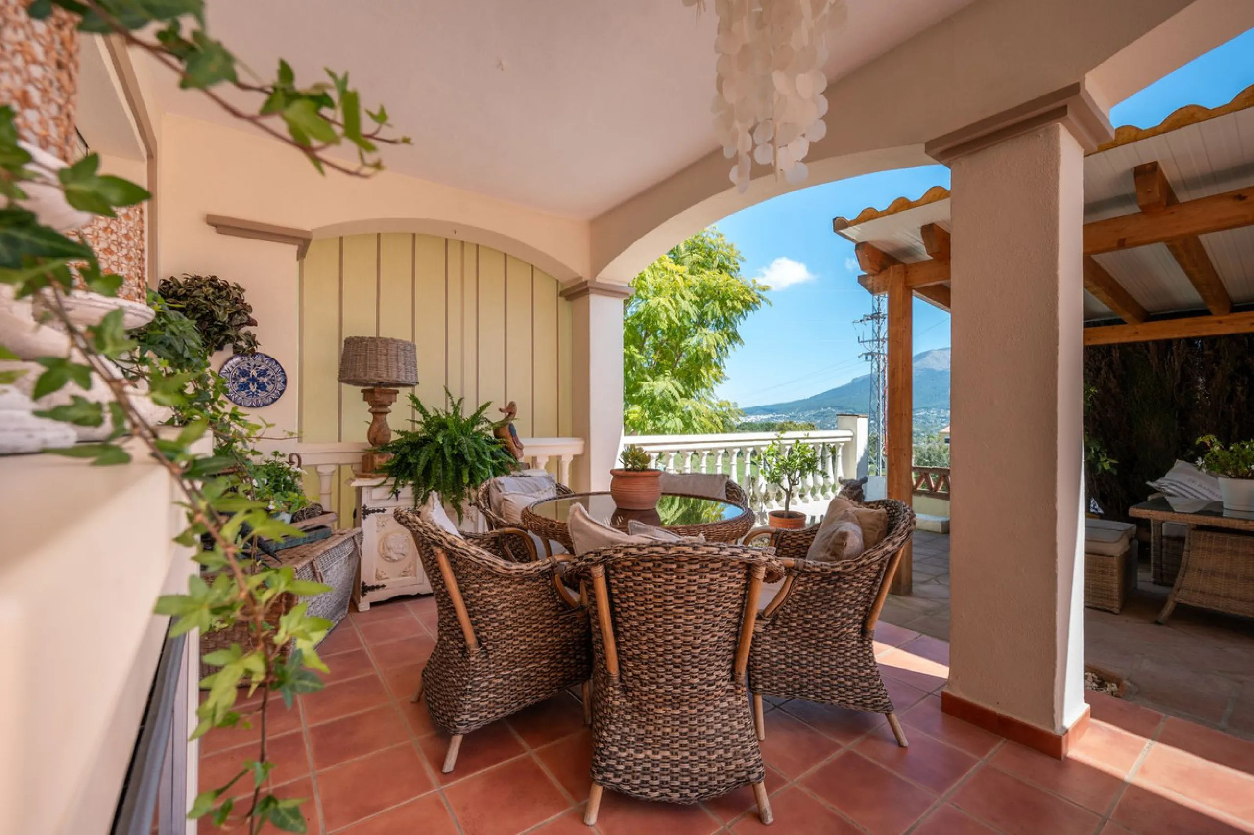 Beautiful detached villa in the outskirts of Coín set on a generous plot with a private pool and landscaped gardens, perfect for enjoying the Mediterranean lifestyle. Originally designed with 3 bedrooms, the property now offers 2 spacious bedrooms: one on