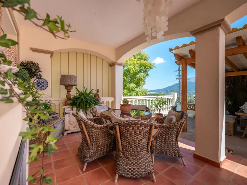 Beautiful detached villa in the outskirts of Coín set on a generous plot with a private pool and landscaped gardens, perfect for enjoying the Mediterranean lifestyle. Originally designed with 3 bedrooms, the property now offers 2 spacious bedrooms: one on