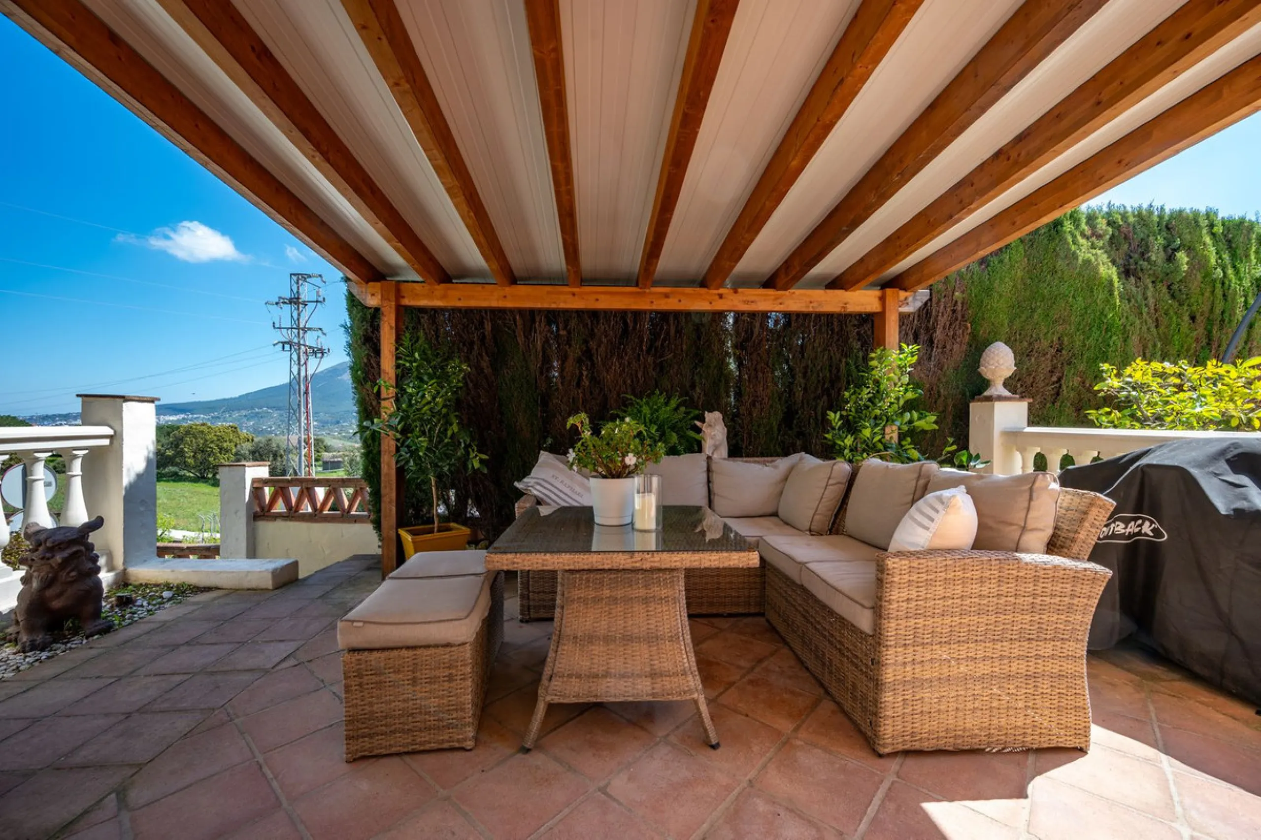 Beautiful detached villa in the outskirts of Coín set on a generous plot with a private pool and landscaped gardens, perfect for enjoying the Mediterranean lifestyle. Originally designed with 3 bedrooms, the property now offers 2 spacious bedrooms: one on
