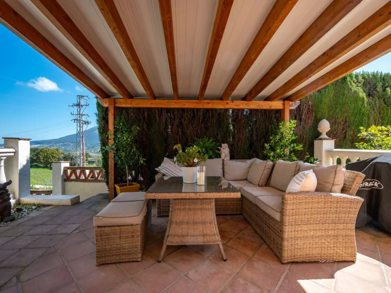 Beautiful detached villa in the outskirts of Coín set on a generous plot with a private pool and landscaped gardens, perfect for enjoying the Mediterranean lifestyle. Originally designed with 3 bedrooms, the property now offers 2 spacious bedrooms: one on
