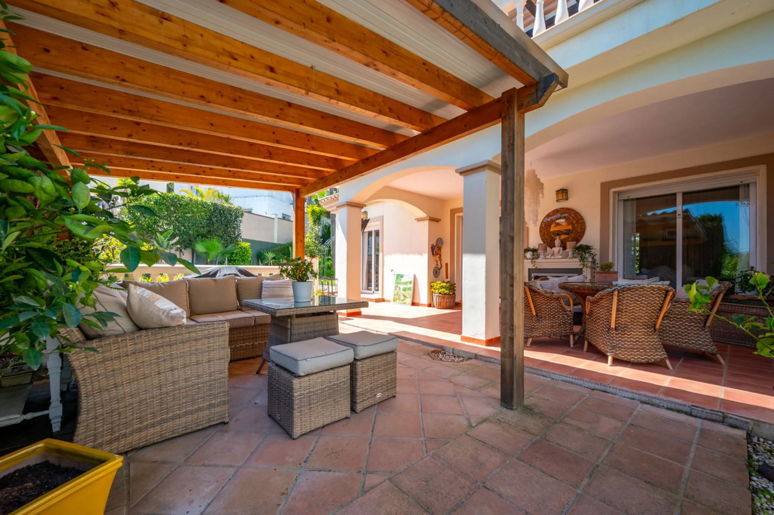 Beautiful detached villa in the outskirts of Coín set on a generous plot with a private pool and landscaped gardens, perfect for enjoying the Mediterranean lifestyle. Originally designed with 3 bedrooms, the property now offers 2 spacious bedrooms: one on