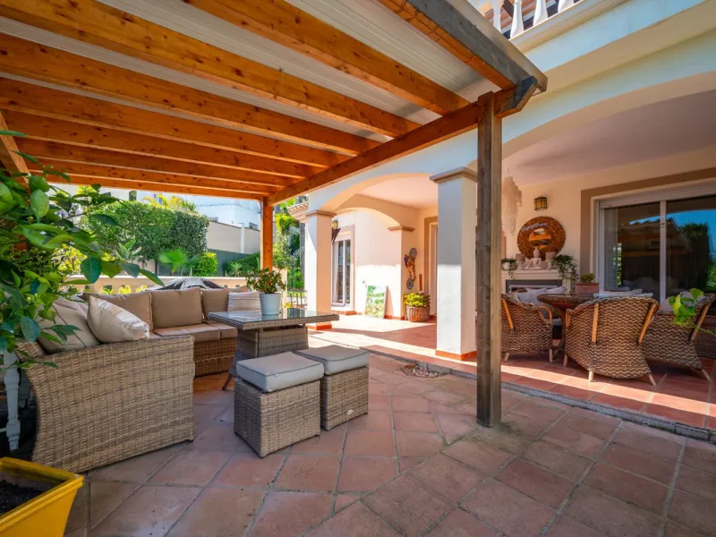 Beautiful detached villa in the outskirts of Coín set on a generous plot with a private pool and landscaped gardens, perfect for enjoying the Mediterranean lifestyle. Originally designed with 3 bedrooms, the property now offers 2 spacious bedrooms: one on