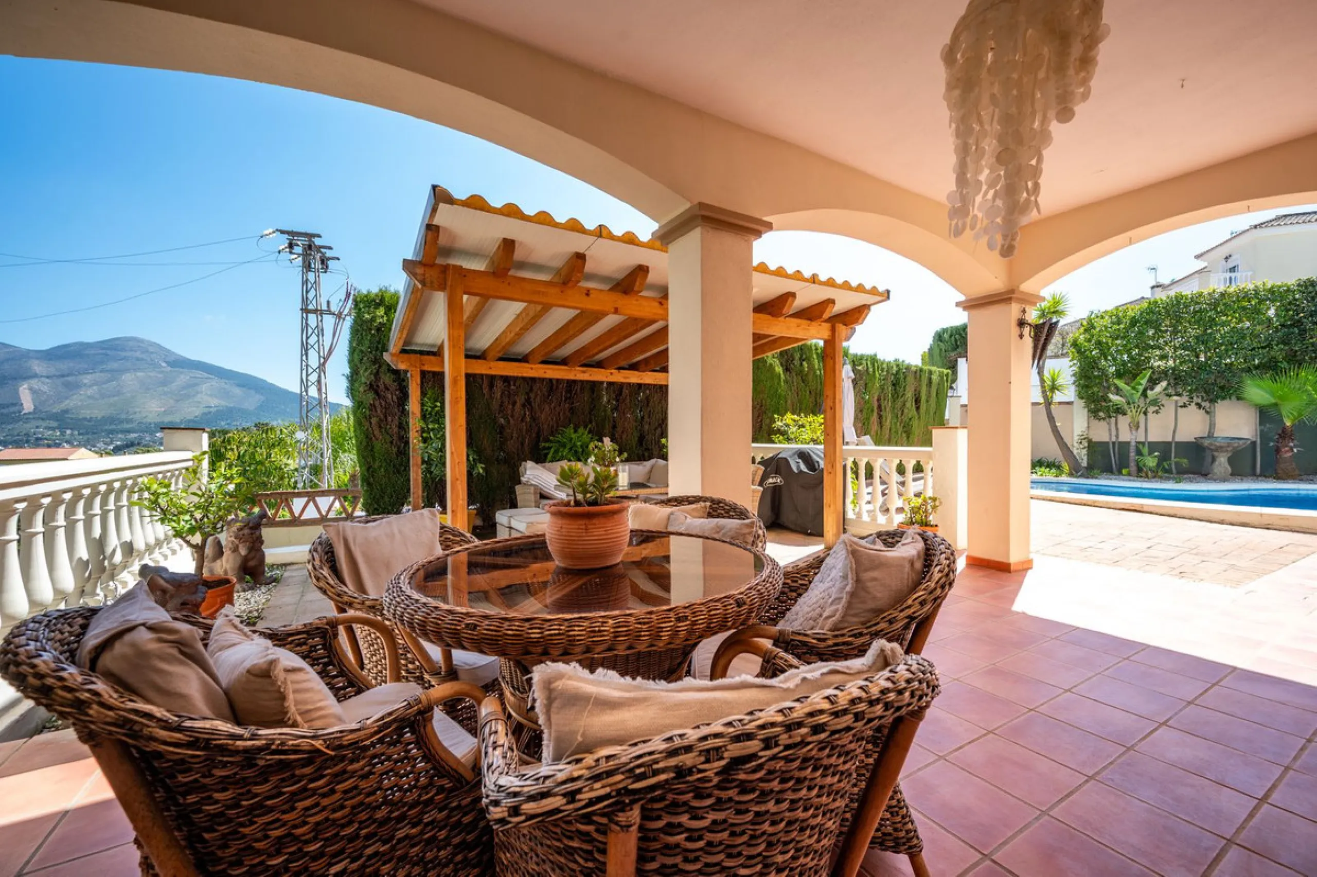 Beautiful detached villa in the outskirts of Coín set on a generous plot with a private pool and landscaped gardens, perfect for enjoying the Mediterranean lifestyle. Originally designed with 3 bedrooms, the property now offers 2 spacious bedrooms: one on