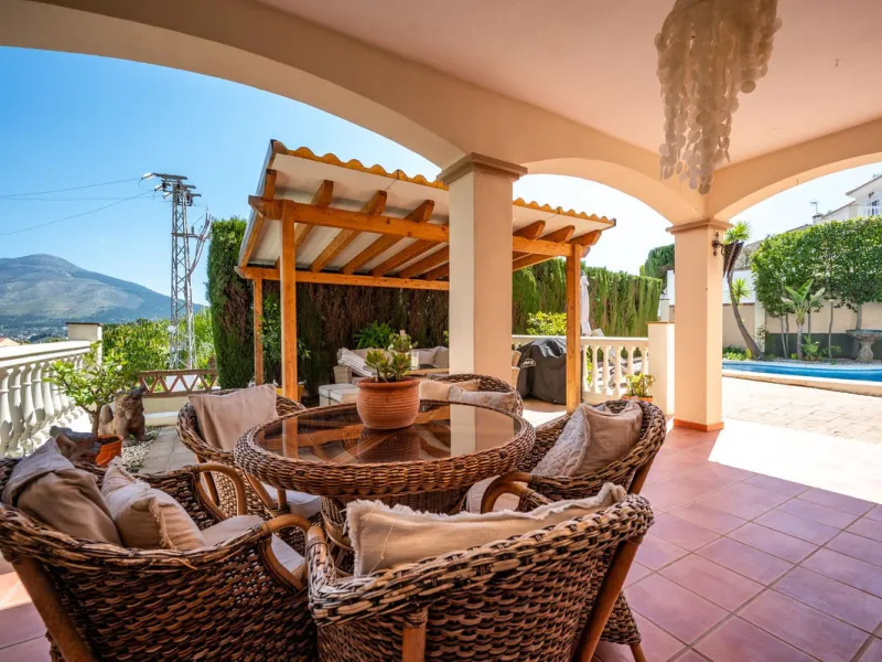 Beautiful detached villa in the outskirts of Coín set on a generous plot with a private pool and landscaped gardens, perfect for enjoying the Mediterranean lifestyle. Originally designed with 3 bedrooms, the property now offers 2 spacious bedrooms: one on