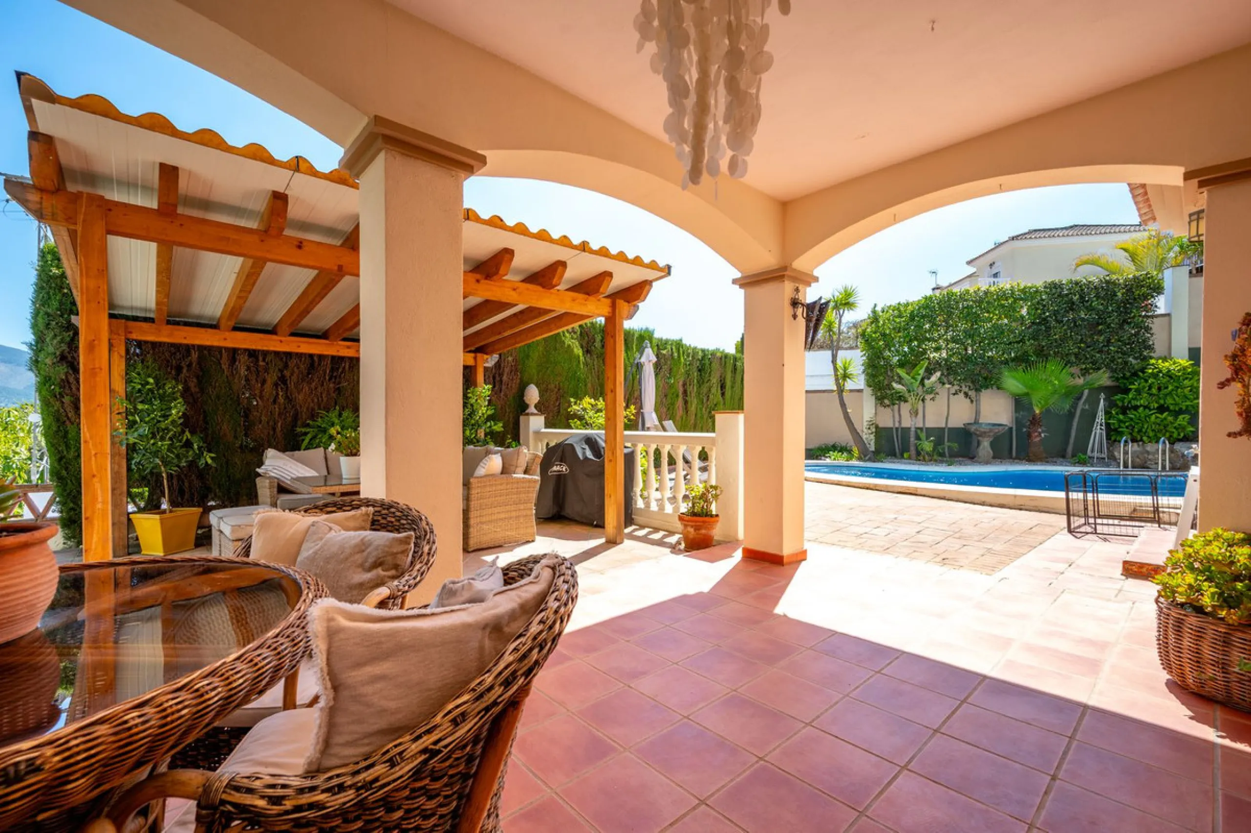 Beautiful detached villa in the outskirts of Coín set on a generous plot with a private pool and landscaped gardens, perfect for enjoying the Mediterranean lifestyle. Originally designed with 3 bedrooms, the property now offers 2 spacious bedrooms: one on