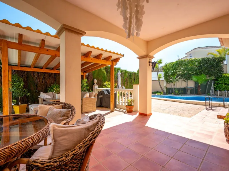 Beautiful detached villa in the outskirts of Coín set on a generous plot with a private pool and landscaped gardens, perfect for enjoying the Mediterranean lifestyle. Originally designed with 3 bedrooms, the property now offers 2 spacious bedrooms: one on