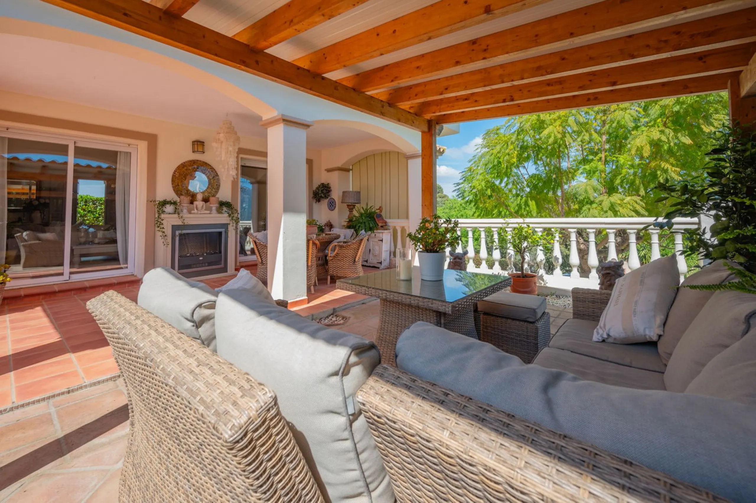 Beautiful detached villa in the outskirts of Coín set on a generous plot with a private pool and landscaped gardens, perfect for enjoying the Mediterranean lifestyle. Originally designed with 3 bedrooms, the property now offers 2 spacious bedrooms: one on