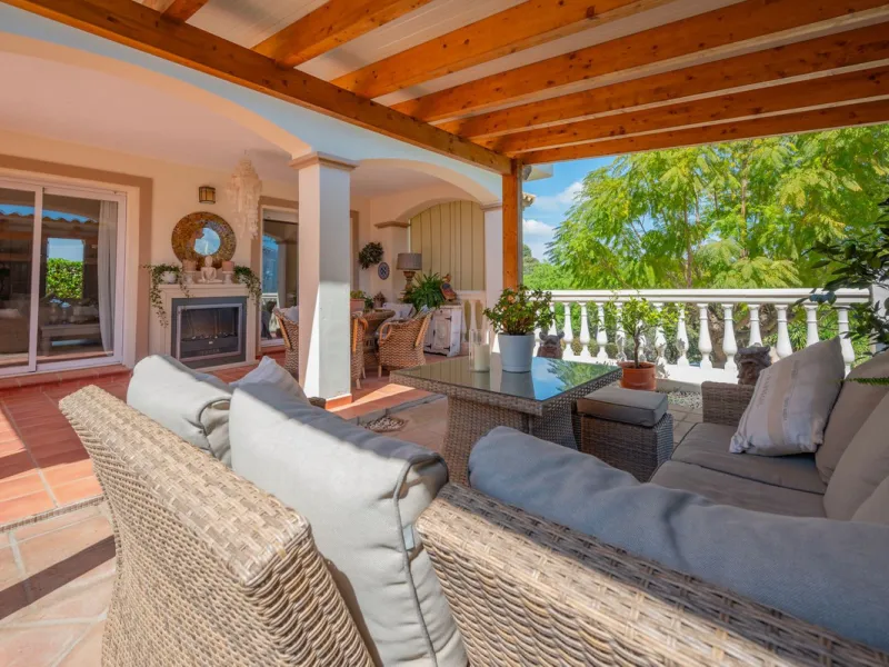 Beautiful detached villa in the outskirts of Coín set on a generous plot with a private pool and landscaped gardens, perfect for enjoying the Mediterranean lifestyle. Originally designed with 3 bedrooms, the property now offers 2 spacious bedrooms: one on