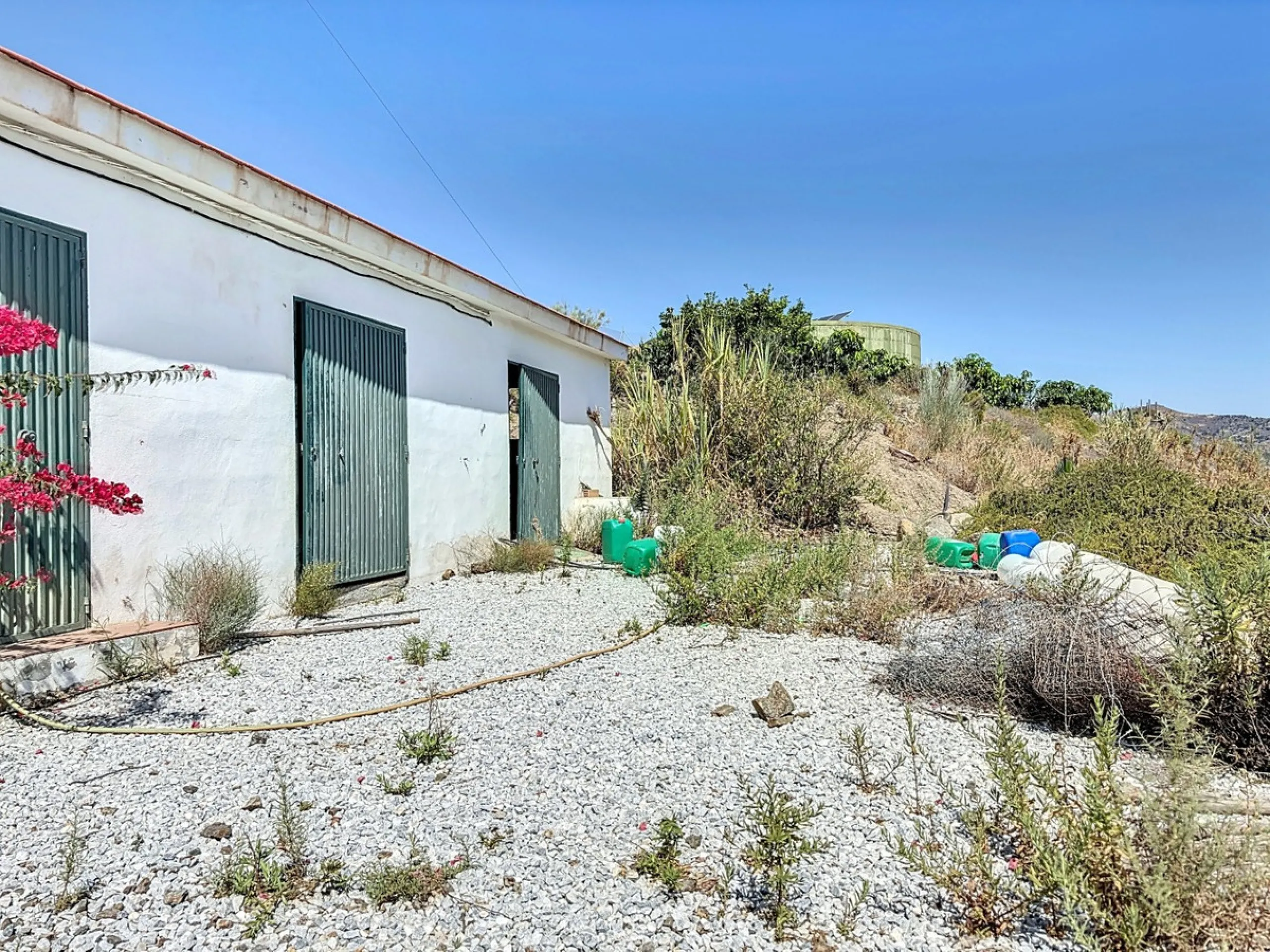 A finca for sale in Cajiz, Malaga, with a total area of 37,714 m2. This property is ideal for agriculture, especially focused on mango production, as it is home to 2,100 trees of the Keitt variety, recognized for its high productivity and demand in the ma