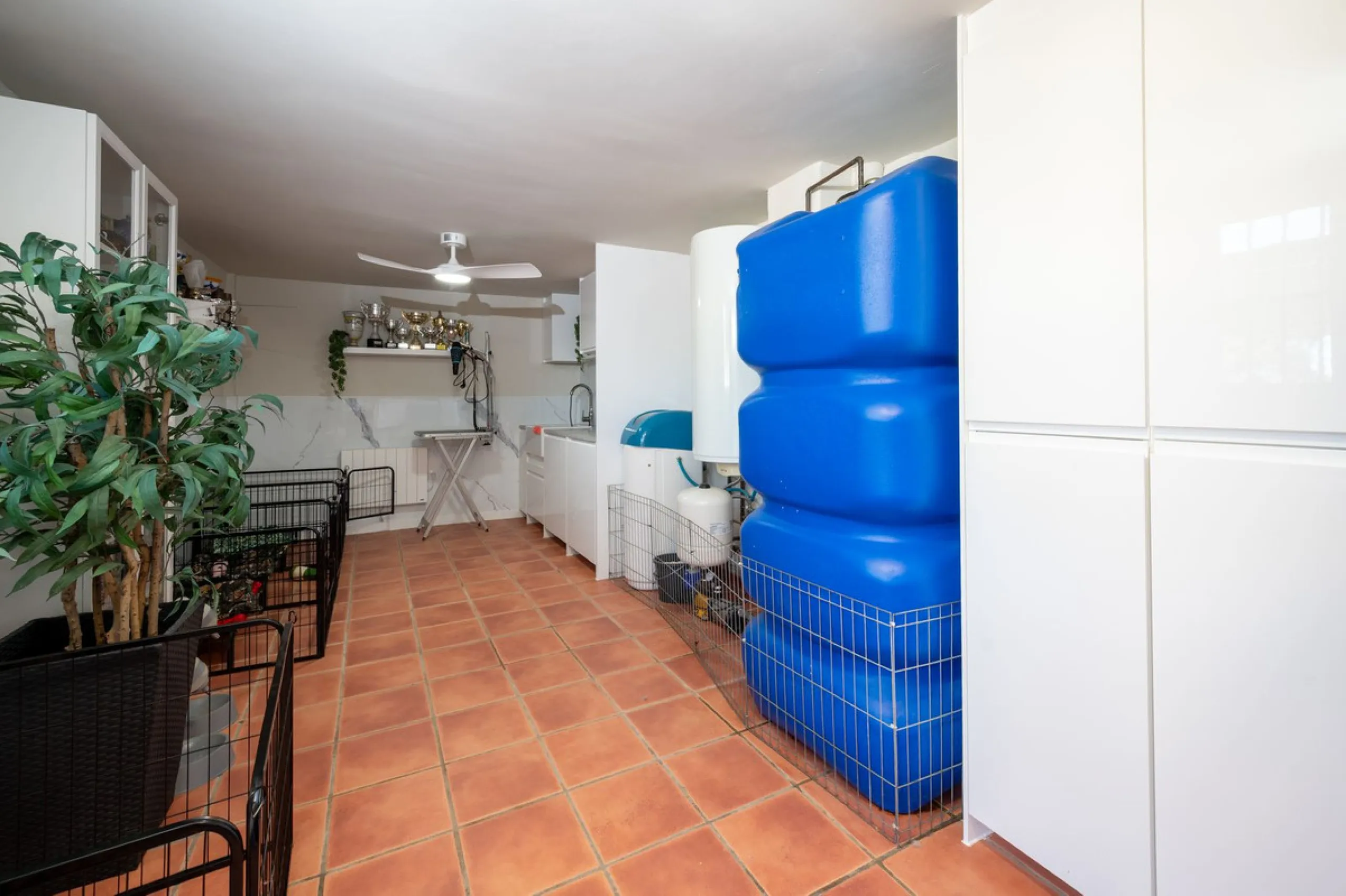Beautiful detached villa in the outskirts of Coín set on a generous plot with a private pool and landscaped gardens, perfect for enjoying the Mediterranean lifestyle. Originally designed with 3 bedrooms, the property now offers 2 spacious bedrooms: one on