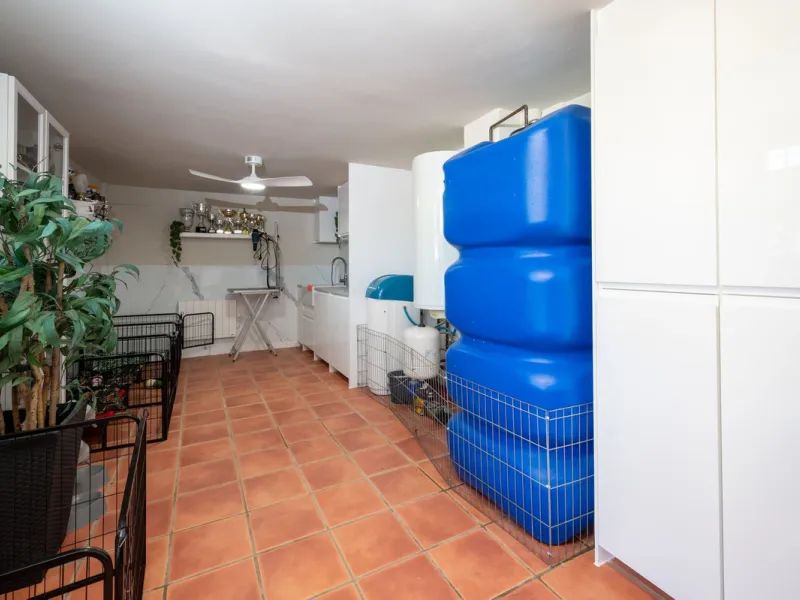 Beautiful detached villa in the outskirts of Coín set on a generous plot with a private pool and landscaped gardens, perfect for enjoying the Mediterranean lifestyle. Originally designed with 3 bedrooms, the property now offers 2 spacious bedrooms: one on