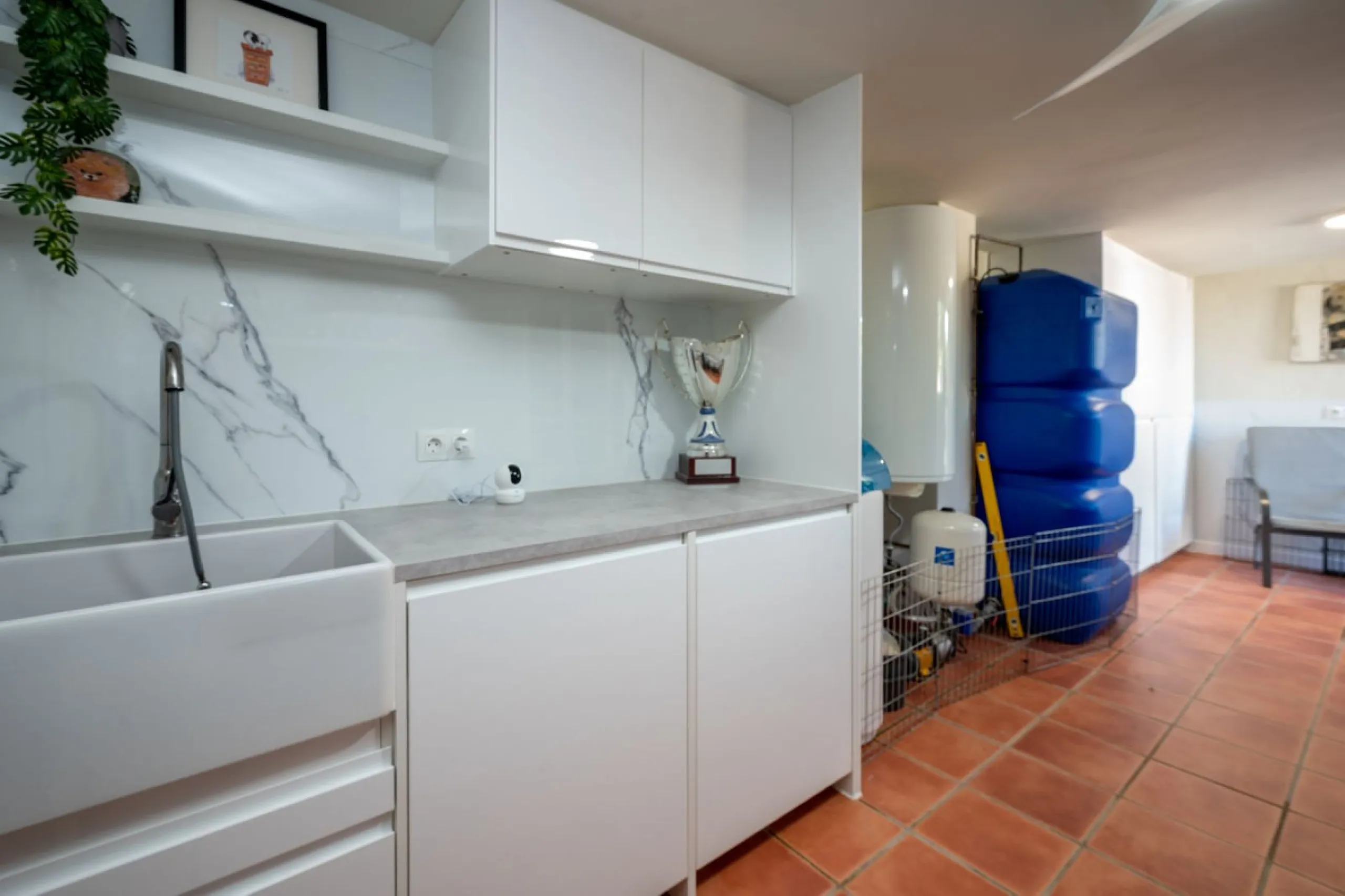 Beautiful detached villa in the outskirts of Coín set on a generous plot with a private pool and landscaped gardens, perfect for enjoying the Mediterranean lifestyle. Originally designed with 3 bedrooms, the property now offers 2 spacious bedrooms: one on