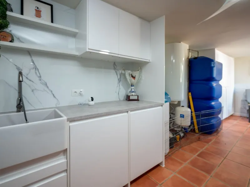 Beautiful detached villa in the outskirts of Coín set on a generous plot with a private pool and landscaped gardens, perfect for enjoying the Mediterranean lifestyle. Originally designed with 3 bedrooms, the property now offers 2 spacious bedrooms: one on