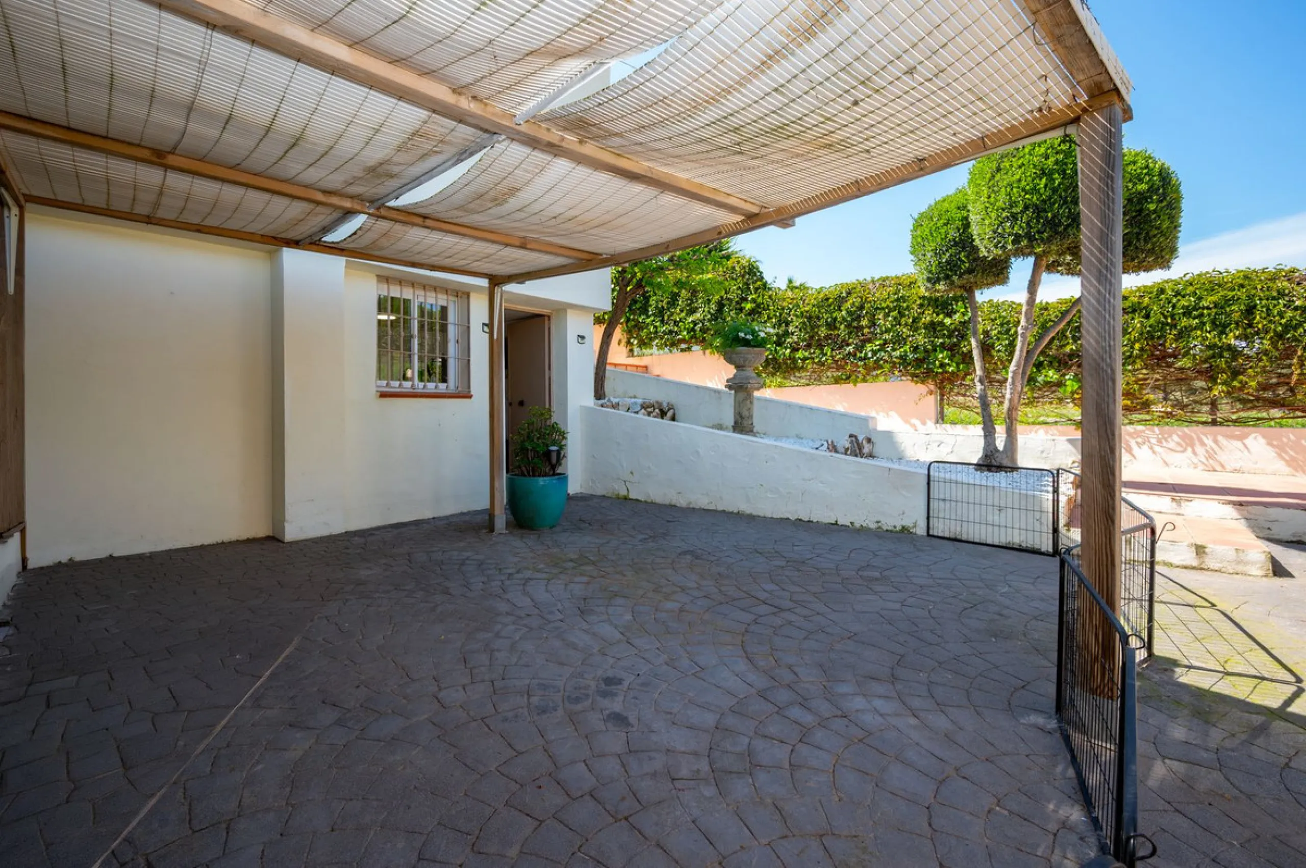 Beautiful detached villa in the outskirts of Coín set on a generous plot with a private pool and landscaped gardens, perfect for enjoying the Mediterranean lifestyle. Originally designed with 3 bedrooms, the property now offers 2 spacious bedrooms: one on