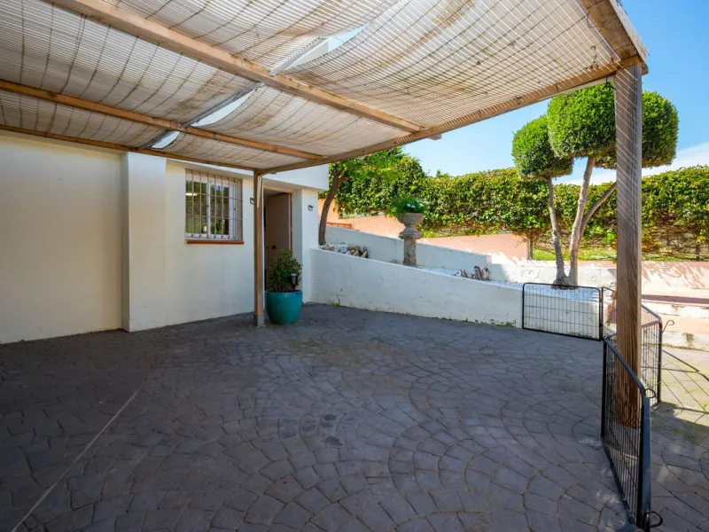 Beautiful detached villa in the outskirts of Coín set on a generous plot with a private pool and landscaped gardens, perfect for enjoying the Mediterranean lifestyle. Originally designed with 3 bedrooms, the property now offers 2 spacious bedrooms: one on