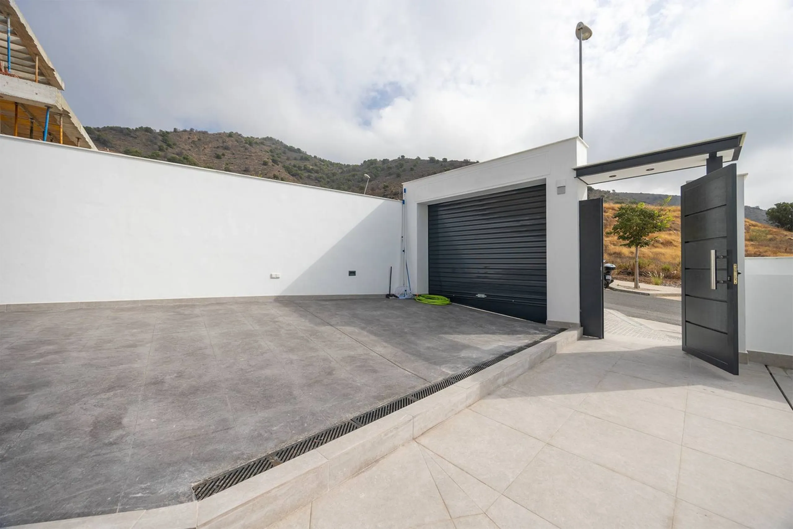 House - Detached Villa в продаже в Nerja, Málaga. В доме 4 спален и 4 ванных комнат. Площадь дома 237 м². Площадь участка 356 м²