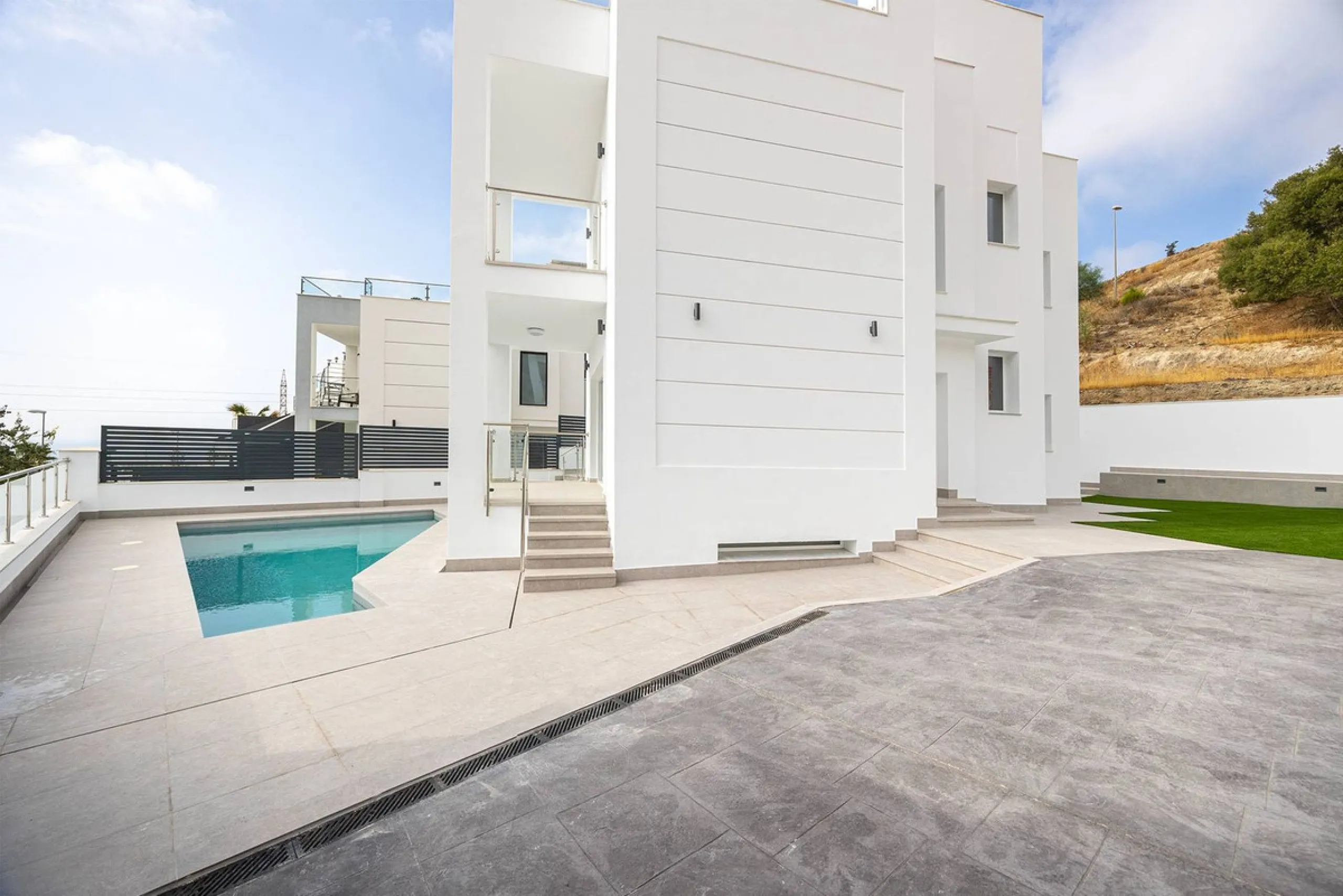 House - Detached Villa в продаже в Nerja, Málaga. В доме 4 спален и 4 ванных комнат. Площадь дома 237 м². Площадь участка 356 м²