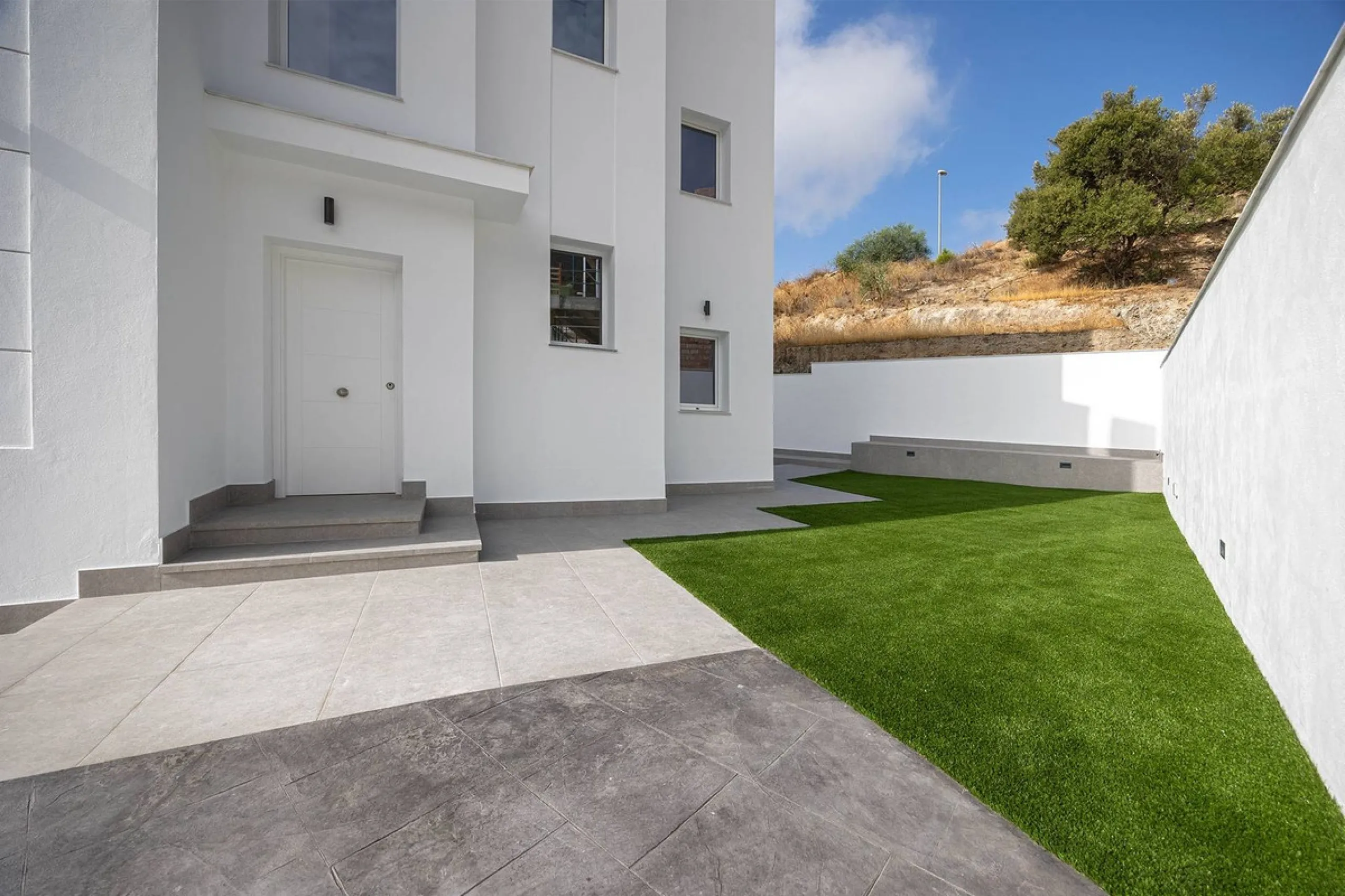 House - Detached Villa в продаже в Nerja, Málaga. В доме 4 спален и 4 ванных комнат. Площадь дома 237 м². Площадь участка 356 м²