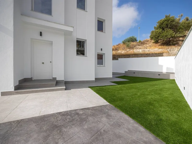 House - Detached Villa в продаже в Nerja, Málaga. В доме 4 спален и 4 ванных комнат. Площадь дома 237 м². Площадь участка 356 м²