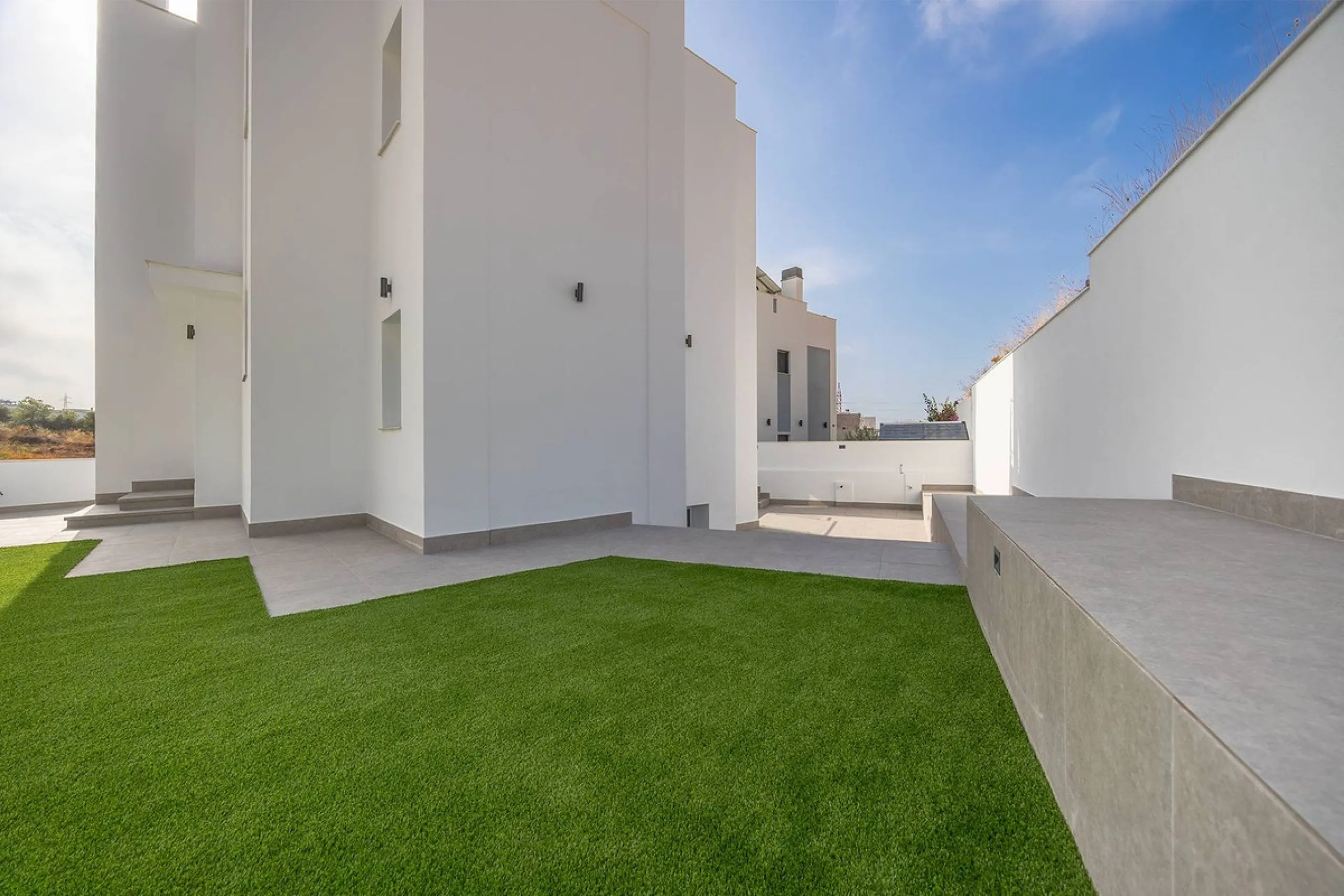 House - Detached Villa в продаже в Nerja, Málaga. В доме 4 спален и 4 ванных комнат. Площадь дома 237 м². Площадь участка 356 м²