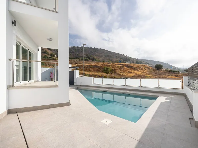House - Detached Villa в продаже в Nerja, Málaga. В доме 4 спален и 4 ванных комнат. Площадь дома 237 м². Площадь участка 356 м²