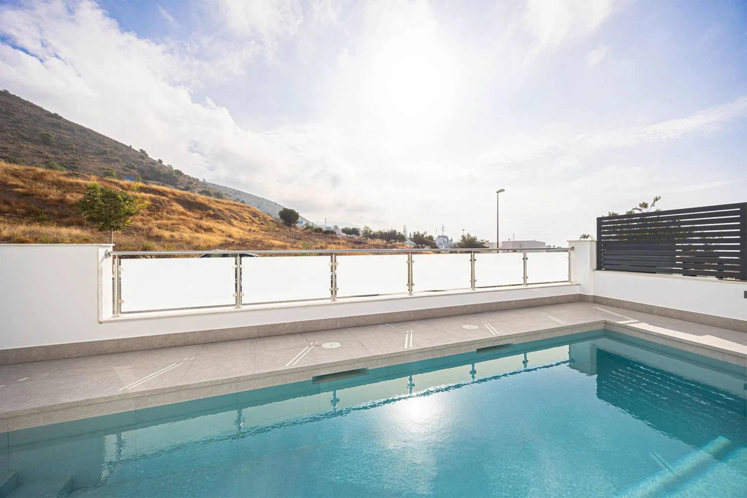 House - Detached Villa в продаже в Nerja, Málaga. В доме 4 спален и 4 ванных комнат. Площадь дома 237 м². Площадь участка 356 м²