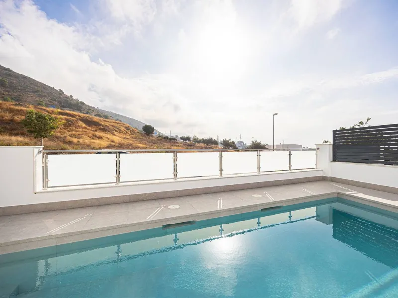 House - Detached Villa в продаже в Nerja, Málaga. В доме 4 спален и 4 ванных комнат. Площадь дома 237 м². Площадь участка 356 м²
