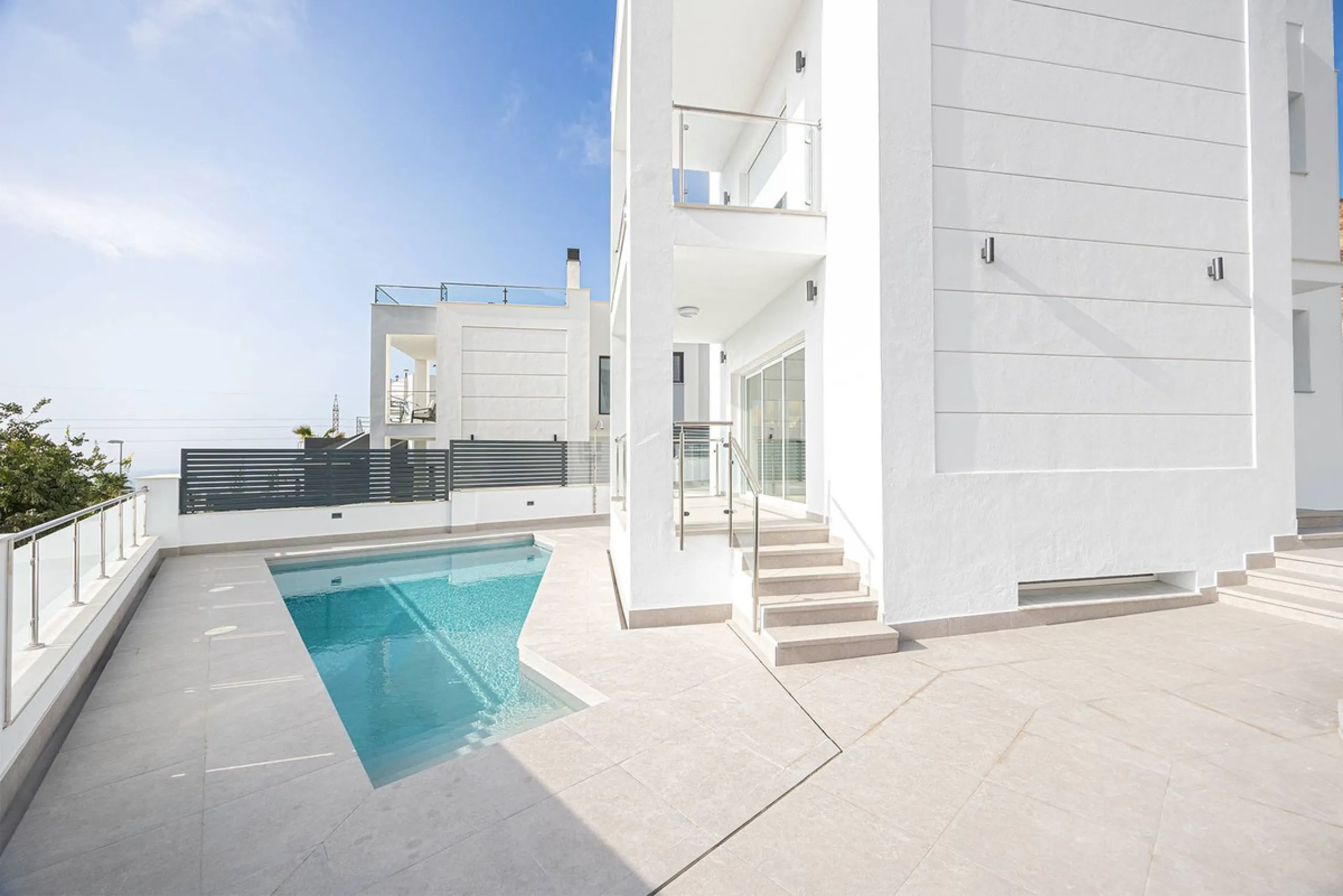 House - Detached Villa в продаже в Nerja, Málaga. В доме 4 спален и 4 ванных комнат. Площадь дома 237 м². Площадь участка 356 м²