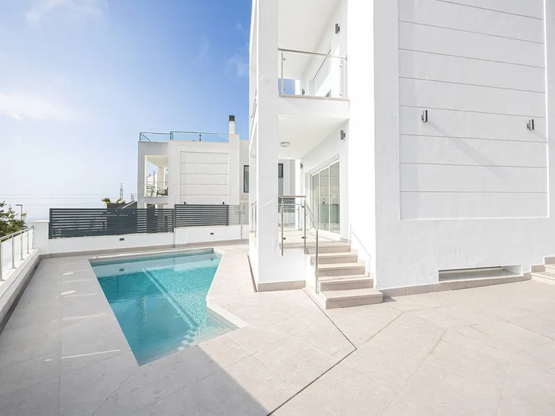 House - Detached Villa в продаже в Nerja, Málaga. В доме 4 спален и 4 ванных комнат. Площадь дома 237 м². Площадь участка 356 м²