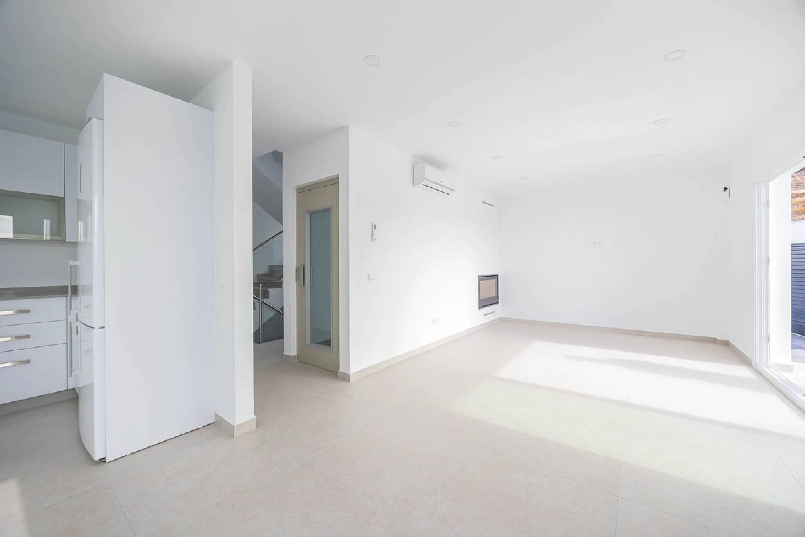 House - Detached Villa в продаже в Nerja, Málaga. В доме 4 спален и 4 ванных комнат. Площадь дома 237 м². Площадь участка 356 м²