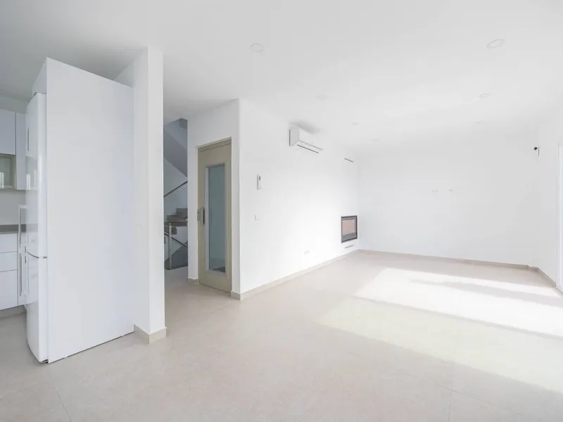House - Detached Villa в продаже в Nerja, Málaga. В доме 4 спален и 4 ванных комнат. Площадь дома 237 м². Площадь участка 356 м²