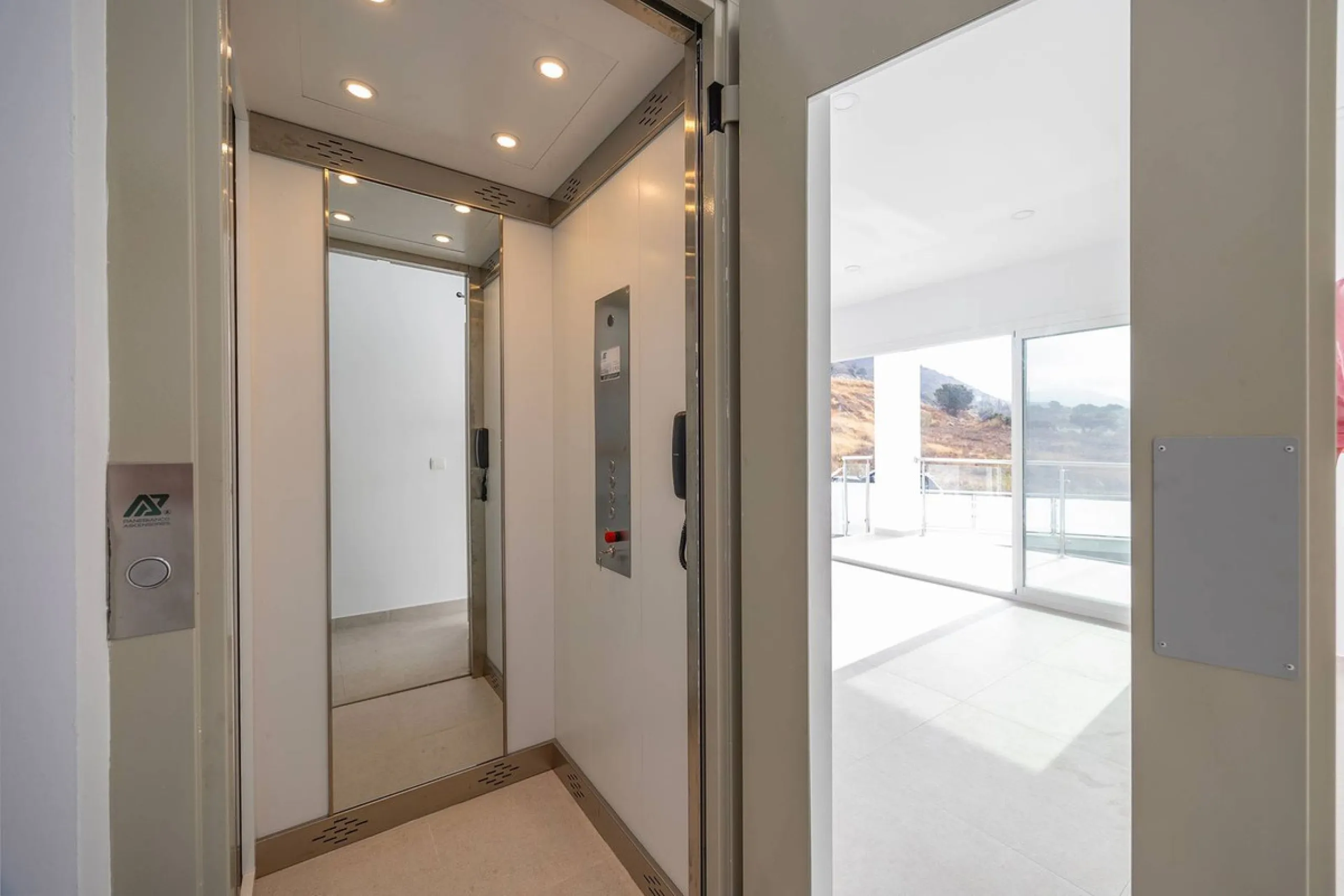 House - Detached Villa в продаже в Nerja, Málaga. В доме 4 спален и 4 ванных комнат. Площадь дома 237 м². Площадь участка 356 м²