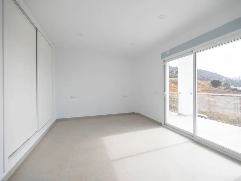 House - Detached Villa в продаже в Nerja, Málaga. В доме 4 спален и 4 ванных комнат. Площадь дома 237 м². Площадь участка 356 м²