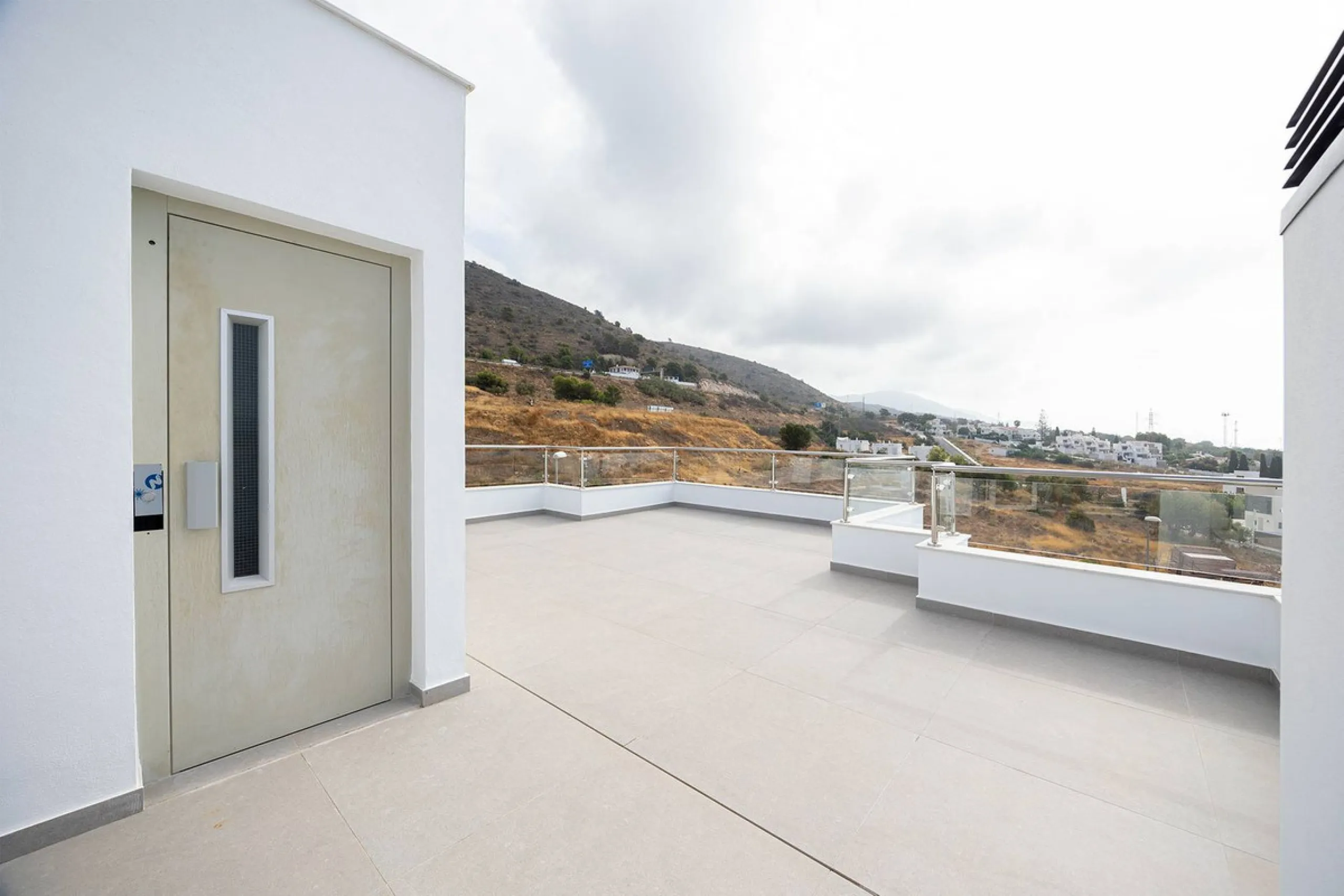 House - Detached Villa в продаже в Nerja, Málaga. В доме 4 спален и 4 ванных комнат. Площадь дома 237 м². Площадь участка 356 м²