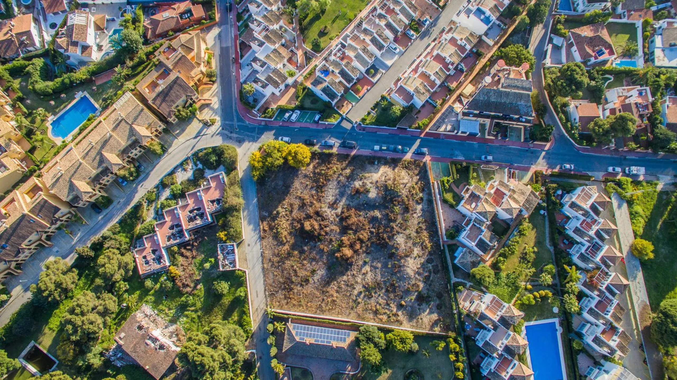 Currently, under the current urban development plan, the plot is classified as unconsolidated urban land, making construction unfeasible. It is awaiting a PERI (Special Interior Reform Plan), meaning it would need an urbanization project, and the initiati