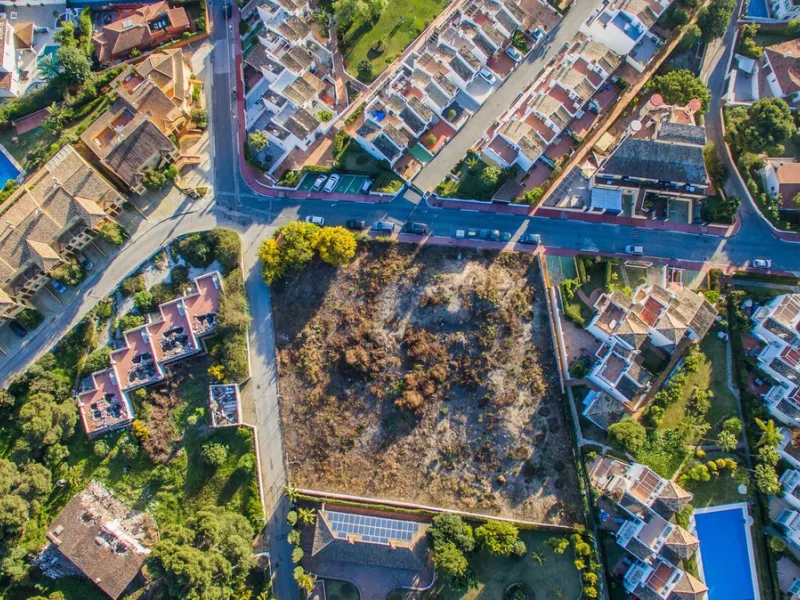 Currently, under the current urban development plan, the plot is classified as unconsolidated urban land, making construction unfeasible. It is awaiting a PERI (Special Interior Reform Plan), meaning it would need an urbanization project, and the initiati