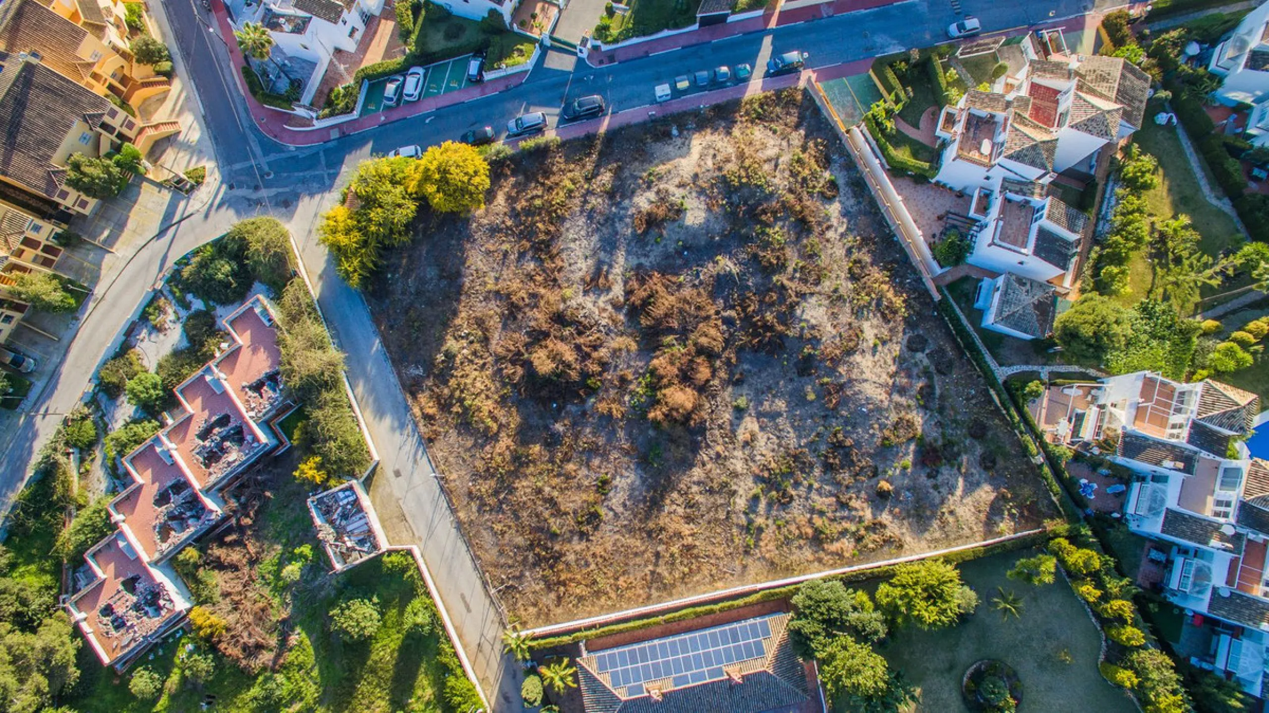 Currently, under the current urban development plan, the plot is classified as unconsolidated urban land, making construction unfeasible. It is awaiting a PERI (Special Interior Reform Plan), meaning it would need an urbanization project, and the initiati