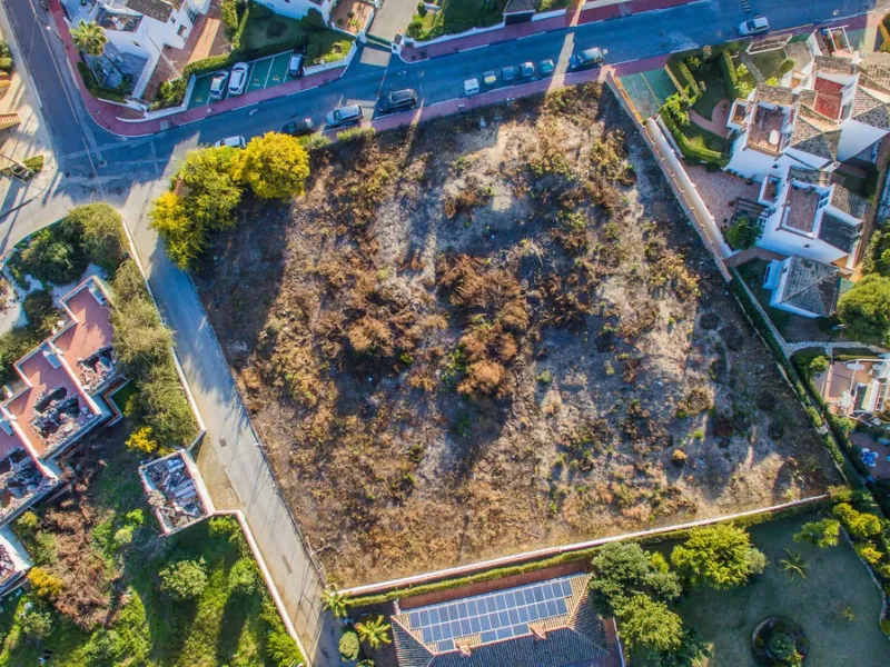 Currently, under the current urban development plan, the plot is classified as unconsolidated urban land, making construction unfeasible. It is awaiting a PERI (Special Interior Reform Plan), meaning it would need an urbanization project, and the initiati