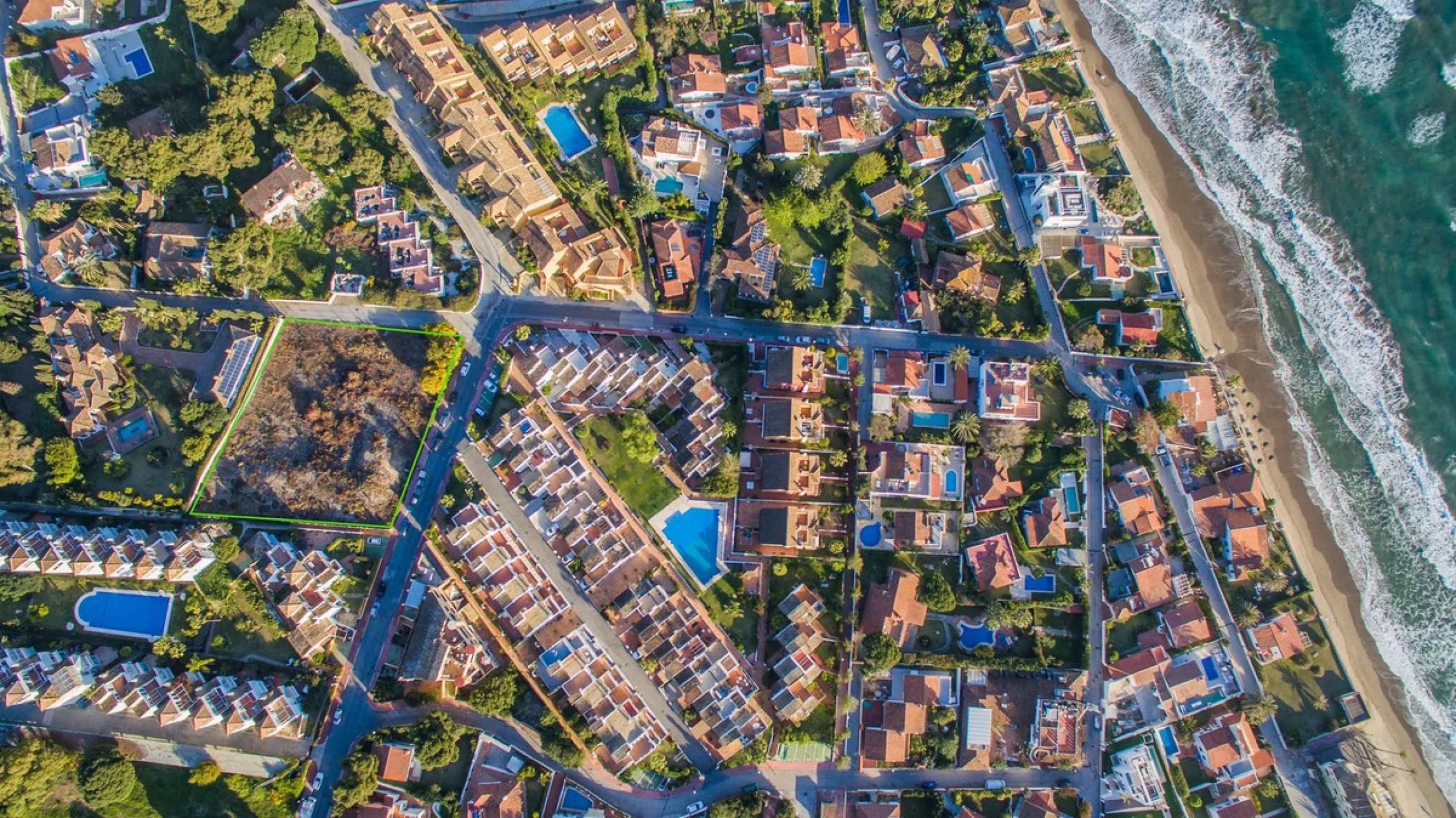 Currently, under the current urban development plan, the plot is classified as unconsolidated urban land, making construction unfeasible. It is awaiting a PERI (Special Interior Reform Plan), meaning it would need an urbanization project, and the initiati
